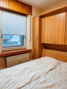 1 dormitorio con cama y ventana en KM Apparts 1, en Wesel