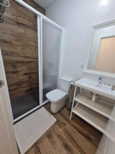 W łazience znajduje się prysznic, toaleta i umywalka. w obiekcie Hostal Santa Ana w mieście Huelva