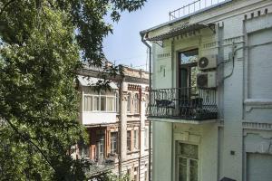 - un bâtiment avec un balcon sur le côté dans l'établissement Centre 911 flat, à Kiev