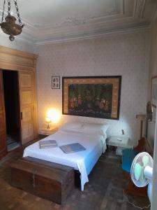 Schlafzimmer mit einem Bett mit Wandgemälde in der Unterkunft Le Stanze del Notaio in Genua