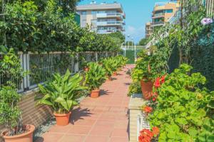 Vonkajšia záhrada v ubytovaní LITORAL COSTA DORADA - TORRESOL 2 15 Only families