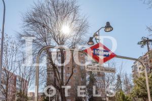 un semáforo con una señal de metro. en LooP America, en Madrid