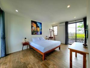 een slaapkamer met een bed en een groot raam bij Delightful Romantic 4-BR Villa in Hội An