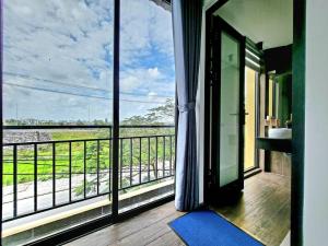 een kamer met een balkon met uitzicht op het water bij Delightful Romantic 4-BR Villa in Hội An