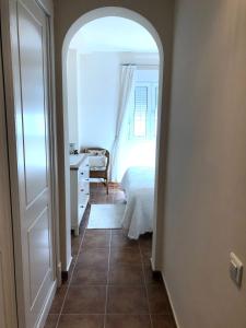 une chambre avec un lit et une chambre avec une porte voûtée dans l'établissement Marina Isla Canela apartment, à Huelva