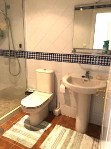 y baño con aseo y lavamanos. en Marina Isla Canela apartment, en Huelva