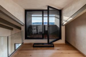 een kamer met een groot raam en een loopband bij VINEHO in Barolo