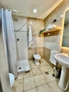 La salle de bains est pourvue d'un lavabo, de toilettes et d'une douche. dans l'établissement La Badessa Home, à Naples