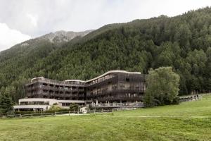 un grand bâtiment en face d'une montagne dans l'établissement SILENA, your soulful hotel, à Valles