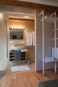 ein Bad mit einem Waschbecken und einem Spiegel in der Unterkunft Servus Almtal in Scharnstein