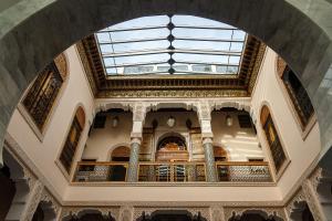 une arche dans un bâtiment avec plafond dans l'établissement Riad El Amine Fès, à Fès