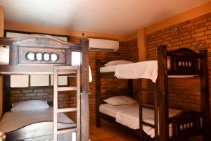 a room with two bunk beds in a cabin at Hotel Campestre Villa Ocha in Valledupar