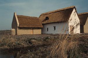 um grande celeiro branco com um telhado num campo em Ruim zonnig appartement op 50m van strand em Ostend