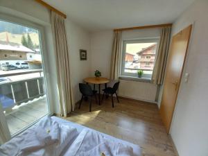 Llit o llits en una habitació de Haus Irmgard by Châtel Reizen