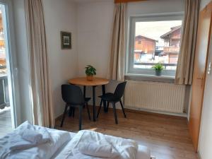 Llit o llits en una habitació de Haus Irmgard by Châtel Reizen