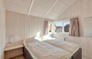 シェーンハーゲンにあるStrandblick 23の窓付きの客室の大型ベッド1台分です。