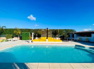 uma piscina com um gazebo num quintal em Villa Copacabana Súper Lujo em Palma de Maiorca