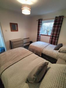 Postel nebo postele na pokoji v ubytování Seaview cosy 2 bed home in Lamlash - 'Mid Drive'