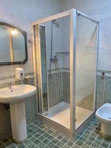 y baño con ducha y lavamanos. en RTSH Apartment, en Tirana