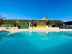 uma grande piscina com água azul em Villa Copacabana Súper Lujo em Palma de Maiorca