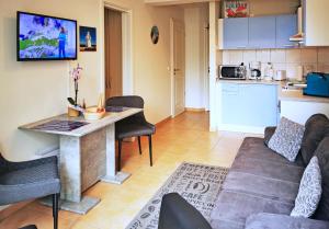 a living room with a table and a kitchen at Ferienwohnung Seestern (Ref. 128659u1) in Baabe