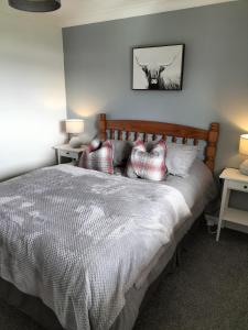 Postel nebo postele na pokoji v ubytování Seaview cosy 2 bed home in Lamlash - 'Mid Drive'
