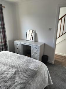 Postel nebo postele na pokoji v ubytování Seaview cosy 2 bed home in Lamlash - 'Mid Drive'