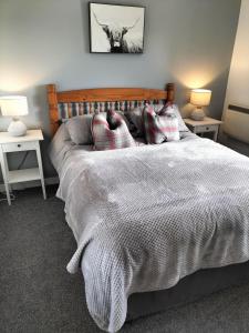 Postel nebo postele na pokoji v ubytování Seaview cosy 2 bed home in Lamlash - 'Mid Drive'