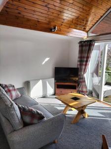 Posezení v ubytování Seaview cosy 2 bed home in Lamlash - 'Mid Drive'