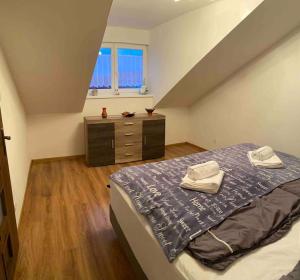 Voodi või voodid majutusasutuse Krásny podkrovný 3-izbový byt v širšom centre BREZA toas