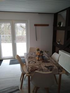 comedor con mesa, sillas y ventana en Lieblingsort, en Wesenberg