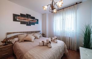 un dormitorio con una cama con dos animales de peluche en La Tarasca Apartamento turístico en Zamora