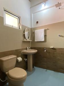 een badkamer met een toilet en een wastafel bij Berty's Cottage in Jaffna