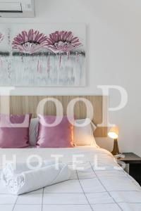 A bed or beds in a room at LooP America
