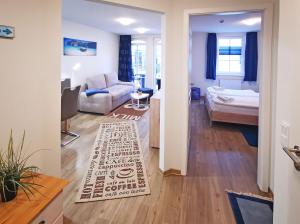 ein Wohnzimmer mit einem Sofa und einem Bett in der Unterkunft Haus Meeresblick - Ferienwohnung Strandidyll A 1.16 (Ref. 128659 u2) in Baabe