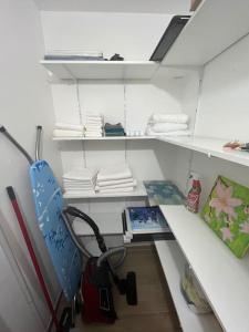 a white closet with a bench and some towels at Familienwohnung neben dem See,Messe und Europapark in Offenburg
