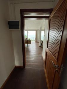 korytarz z drzwiami prowadzącymi do pokoju w obiekcie Top floor studio -Villa Ibiza w mieście Trou dʼ Eau Douce