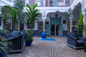 een binnenplaats met potplanten in een gebouw bij Riad Zinoun & Spa 9 Rooms in Marrakesh