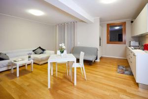 een woonkamer met een tafel en een bank bij Center Aviano Comfort Suite FREE PARKING WIFI in Aviano