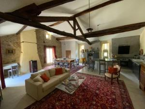 een woonkamer met een bank en een tafel bij Chateau de la Rode in Aumessas