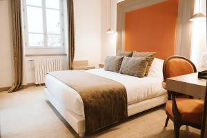 una camera d'albergo con letto, tavolo e scrivania di Domaine d'En Fargou a Saint-Sulpice