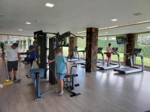 un grupo de personas en un gimnasio con máquinas en Golden Gramado Resort en Gramado