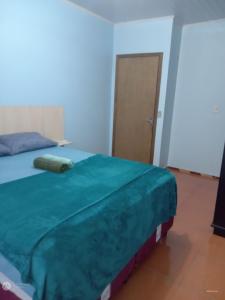 een slaapkamer met een bed met een honkbalknuppel erop bij Apart Hotel Esperança in Ametista do Sul