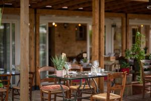 patio ze stołem i krzesłami w restauracji w obiekcie Favorita Food&Wine Resort w mieście Bastia Umbra