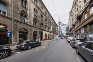 een stadsstraat met auto's op straat bij L1 Apartments in Boedapest