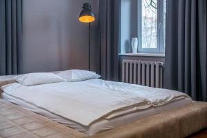 Ένα ή περισσότερα κρεβάτια σε δωμάτιο στο AH Apartamenty - Park