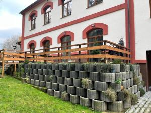 a building with a fence with plants in it at Aviatik apartmány-Černý Důl in Černý Dŭl