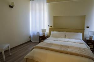 una camera da letto con un letto grande con due comodini di Juliet Deluxe Apartment a Verona