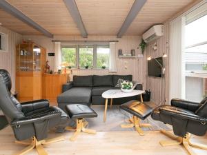 Coin salon dans l'établissement Two-Bedroom Holiday home in Blåvand 24