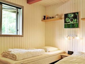 ブラーバンドにあるTwo-Bedroom Holiday home in Blåvand 24のベッドルーム1室(ベッド2台、窓付)